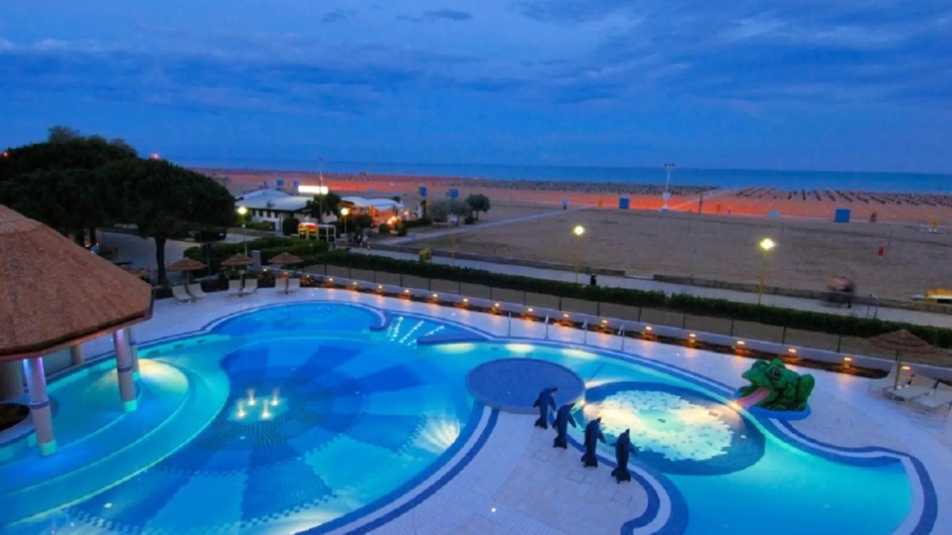 Beachfront Apartment With A Big Terrace - Beahost Бибионе